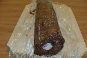 Bomba de inghetata invelita in rulada de cacao