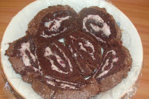 Bomba de inghetata invelita in rulada de cacao