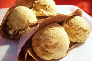 Clatite cu cacao si inghetata de caramel