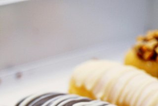 Eclere cu crema de vanilie si glazura de ciocolata reteta unui desert clasic