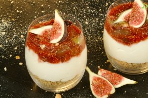 Cheesecake cu dulceață de smochine - Desertul delicios și rapid la pahar