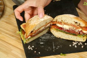 Sandwich cu prosciutto, camembert și smochine - Combinația excelentă de gusturi