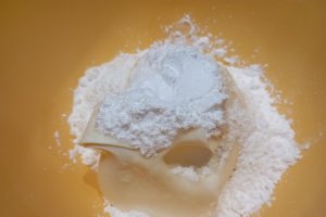 Tort cu afine și zmeura - Un desert delicios și racoritor