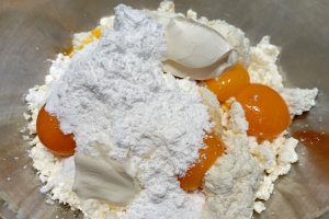 Prajitura cu branza, mure si afine - Desert fructat delicios