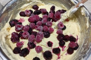 Prajitura cu branza, mure si afine - Desert fructat delicios