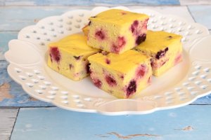 Prajitura cu branza, mure si afine - Desert fructat delicios
