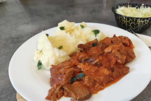Tocana de porc cu sos si amestec de ciuperci - Reteta gustoasa si satioasa