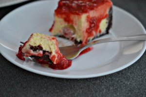 Cheesecake fin cu mascarpone si sos de zmeura
