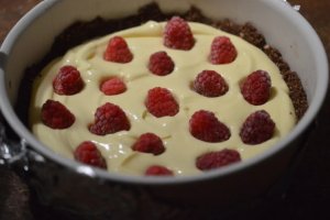 Cheesecake fin cu mascarpone si sos de zmeura