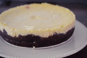 Cheesecake fin cu mascarpone si sos de zmeura