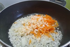 Pilaf de orez cu legume, pipote si inimi de pui, in sos de rosii - Reteta gustoasa si economica