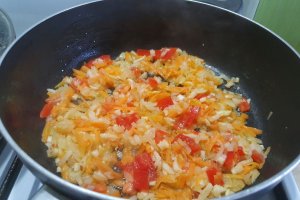 Pilaf de orez cu legume, pipote si inimi de pui, in sos de rosii - Reteta gustoasa si economica