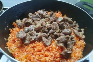 Pilaf de orez cu legume, pipote si inimi de pui, in sos de rosii - Reteta gustoasa si economica