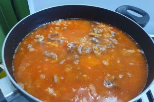 Pilaf de orez cu legume, pipote si inimi de pui, in sos de rosii - Reteta gustoasa si economica
