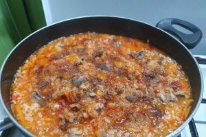 Pilaf de orez cu legume, pipote si inimi de pui, in sos de rosii - Reteta gustoasa si economica