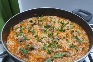 Pilaf de orez cu legume, pipote si inimi de pui, in sos de rosii - Reteta gustoasa si economica
