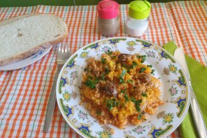 Pilaf de orez cu legume, pipote si inimi de pui, in sos de rosii - Reteta gustoasa si economica
