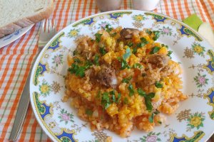 Pilaf de orez cu legume, pipote si inimi de pui, in sos de rosii - Reteta gustoasa si economica
