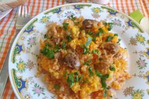 Pilaf de orez cu legume, pipote si inimi de pui, in sos de rosii - Reteta gustoasa si economica