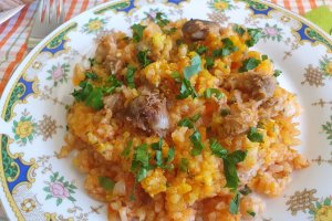 Pilaf de orez cu legume, pipote si inimi de pui, in sos de rosii - Reteta gustoasa si economica