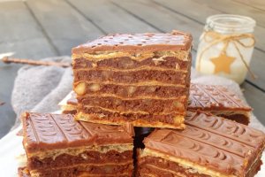 Prajitura cu foi de napolitane si crema de biscuiti - Gustoasa si spornica