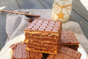 Prajitura cu foi de napolitane si crema de biscuiti - Gustoasa si spornica