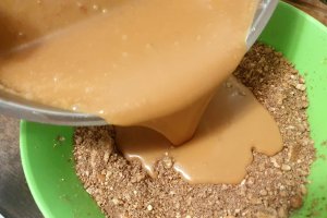 Prajitura cu foi de napolitane si crema de biscuiti - Gustoasa si spornica