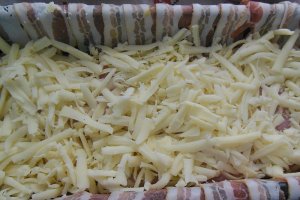 Chec cu pui si cascaval in bacon - Reteta usoara pentru un aperitiv gustos