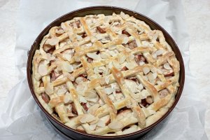 Tarta cu mere, nuca si suc de portocale - Reteta gustoasa si aromata