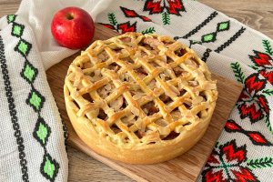 Tarta cu mere, nuca si suc de portocale - Reteta gustoasa si aromata