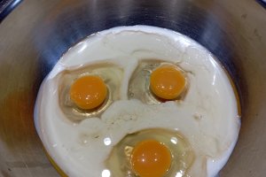 Tort cu visine, ciocolata si crema de piersici - Desertul festiv si delicios