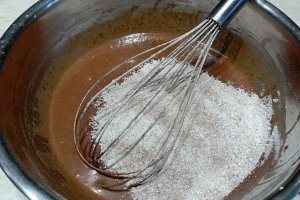 Tort cu visine, ciocolata si crema de piersici - Desertul festiv si delicios