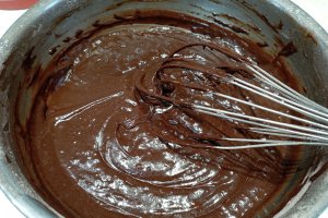 Tort cu visine, ciocolata si crema de piersici - Desertul festiv si delicios
