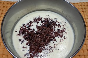Tort cu visine, ciocolata si crema de piersici - Desertul festiv si delicios
