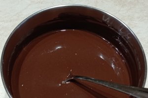 Tort cu visine, ciocolata si crema de piersici - Desertul festiv si delicios