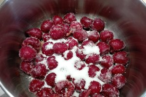 Tort cu visine, ciocolata si crema de piersici - Desertul festiv si delicios