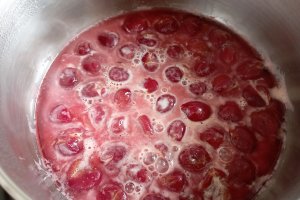Tort cu visine, ciocolata si crema de piersici - Desertul festiv si delicios