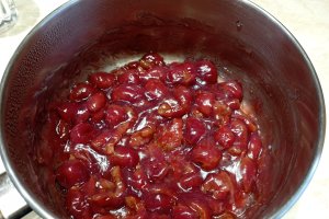 Tort cu visine, ciocolata si crema de piersici - Desertul festiv si delicios