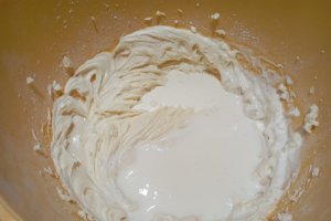 Tort cu visine, ciocolata si crema de piersici - Desertul festiv si delicios