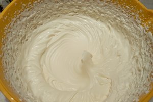 Tort cu visine, ciocolata si crema de piersici - Desertul festiv si delicios
