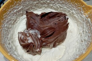 Tort cu visine, ciocolata si crema de piersici - Desertul festiv si delicios