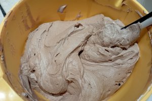 Tort cu visine, ciocolata si crema de piersici - Desertul festiv si delicios