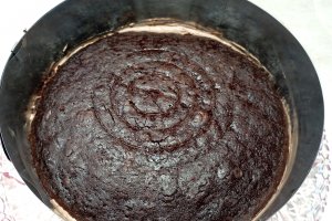 Tort cu visine, ciocolata si crema de piersici - Desertul festiv si delicios