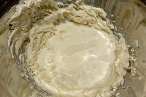Tort cu visine, ciocolata si crema de piersici - Desertul festiv si delicios