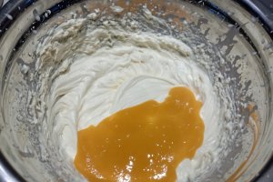 Tort cu visine, ciocolata si crema de piersici - Desertul festiv si delicios