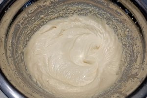 Tort cu visine, ciocolata si crema de piersici - Desertul festiv si delicios