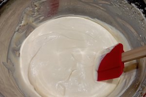 Tort cu visine, ciocolata si crema de piersici - Desertul festiv si delicios