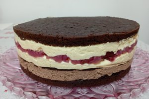 Tort cu visine, ciocolata si crema de piersici - Desertul festiv si delicios