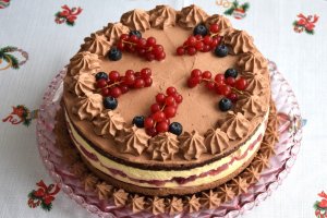 Tort cu visine, ciocolata si crema de piersici - Desertul festiv si delicios