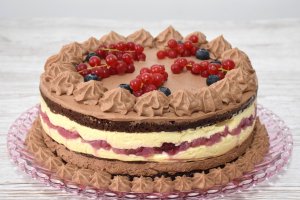 Tort cu visine, ciocolata si crema de piersici - Desertul festiv si delicios